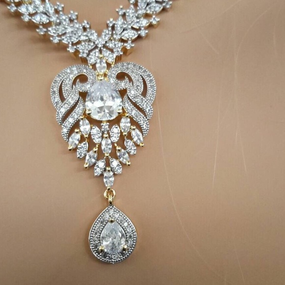 NWT Crystal Statement Necklace Set - Picture 3 of 8